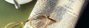 newspaper_coffee_cup_spoon_sunglasses_news_cup_holder_84893_3840x1200