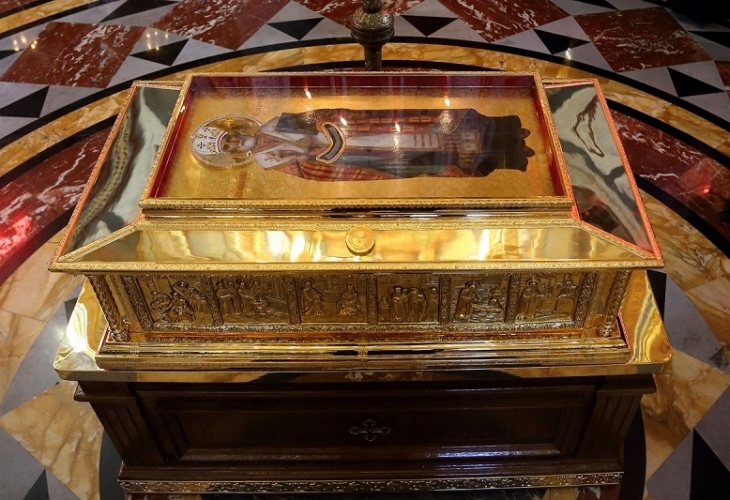Саркофагът с мощиге та Св. Николай