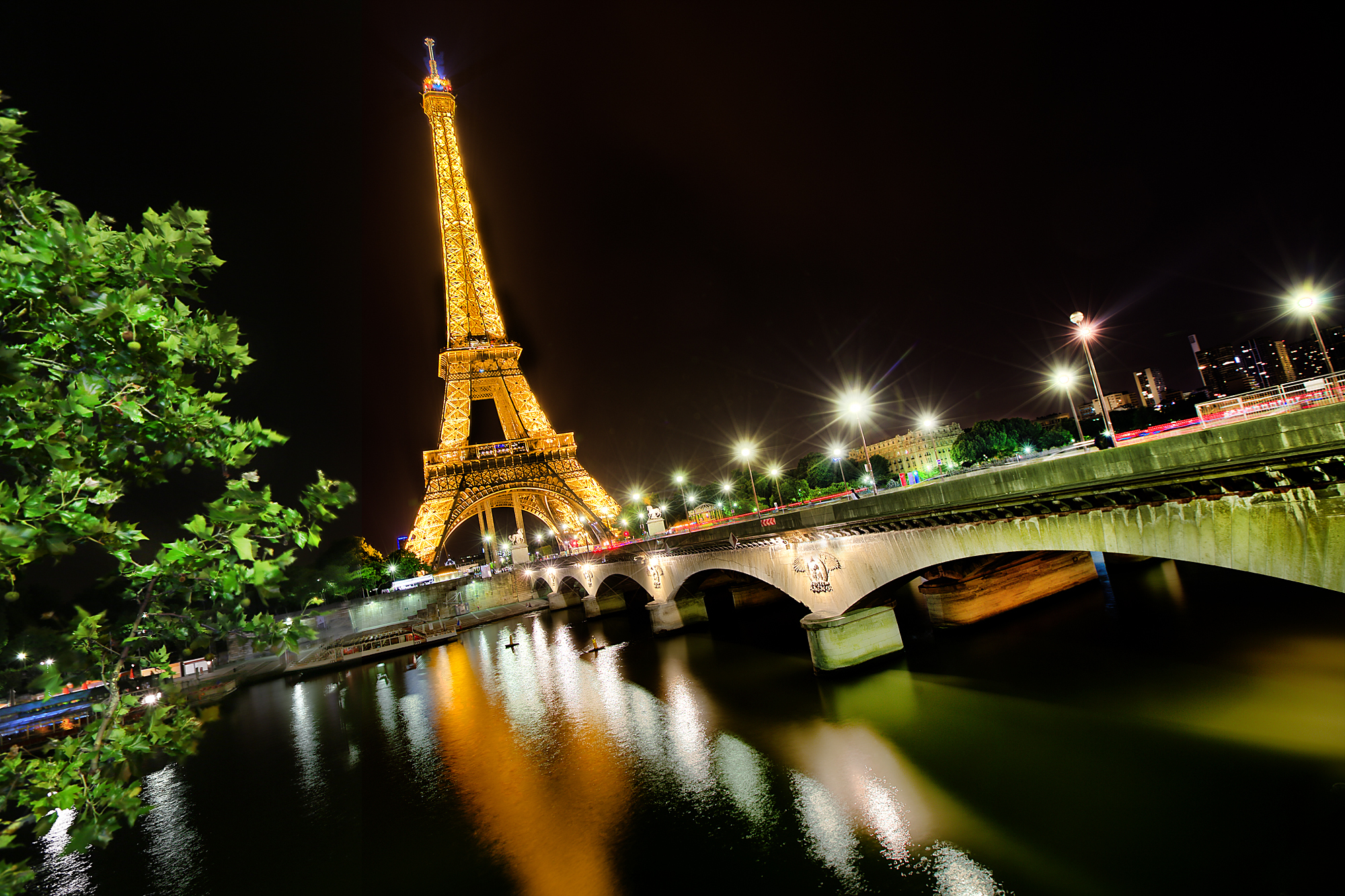 31 март: Айфеловата кула е открита в Париж