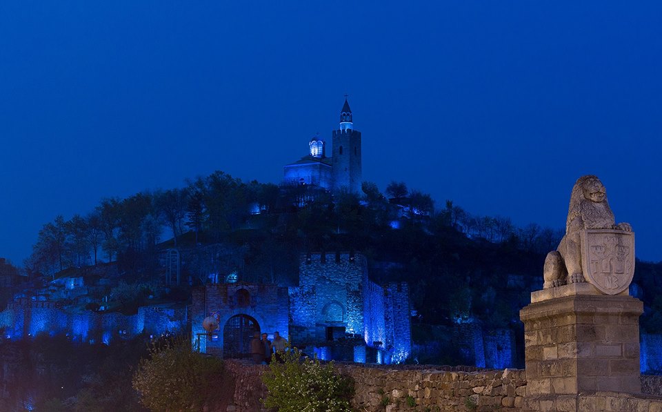Крепостта Царевец светна в синьо