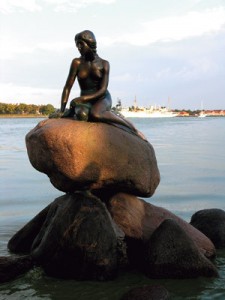  "Малката русалка", бронзова скулптура от 1913 г. от Edvard Eriksen в Копенхаген, Дания