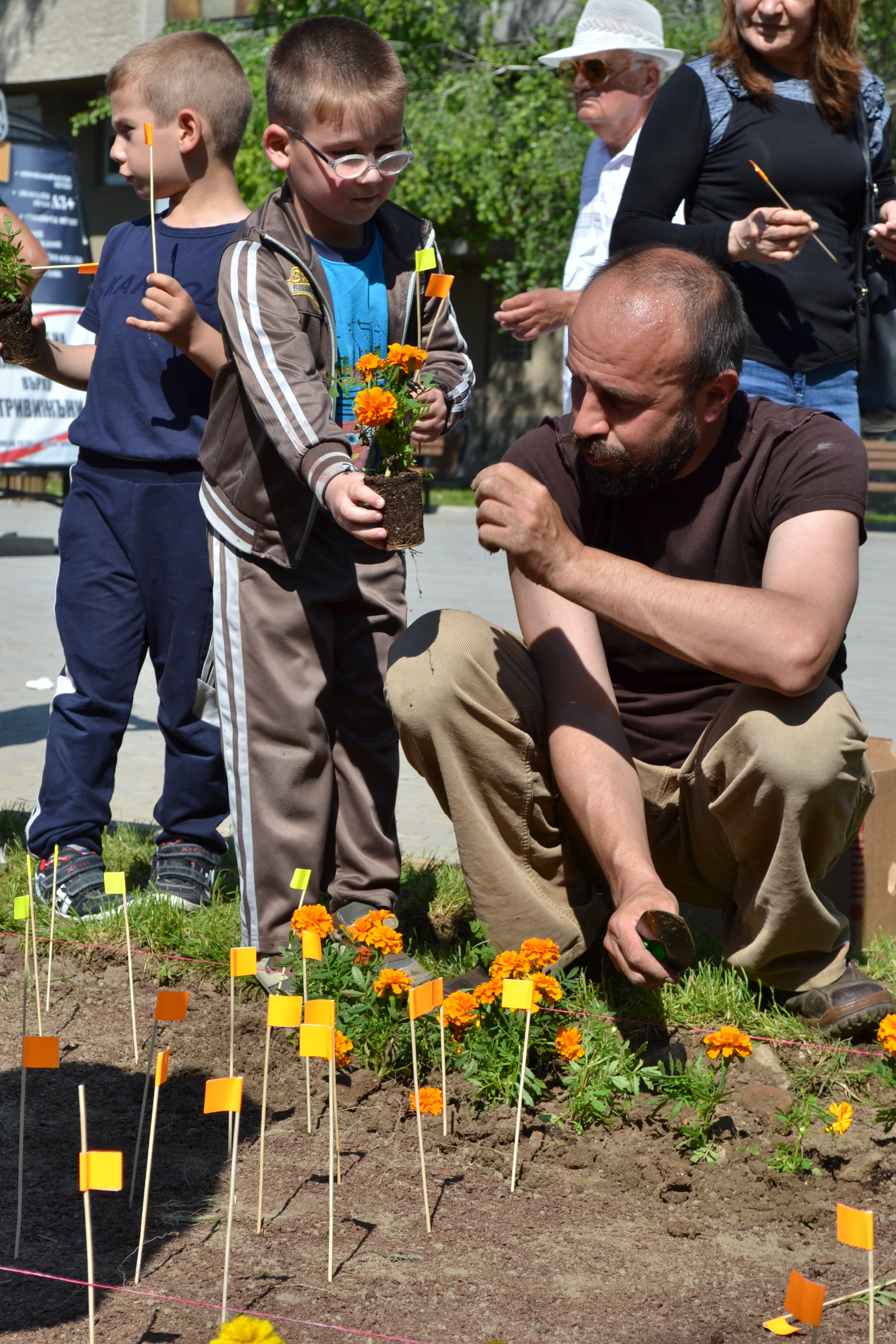 Деца засадиха пролетни цветя във великотърновски парк