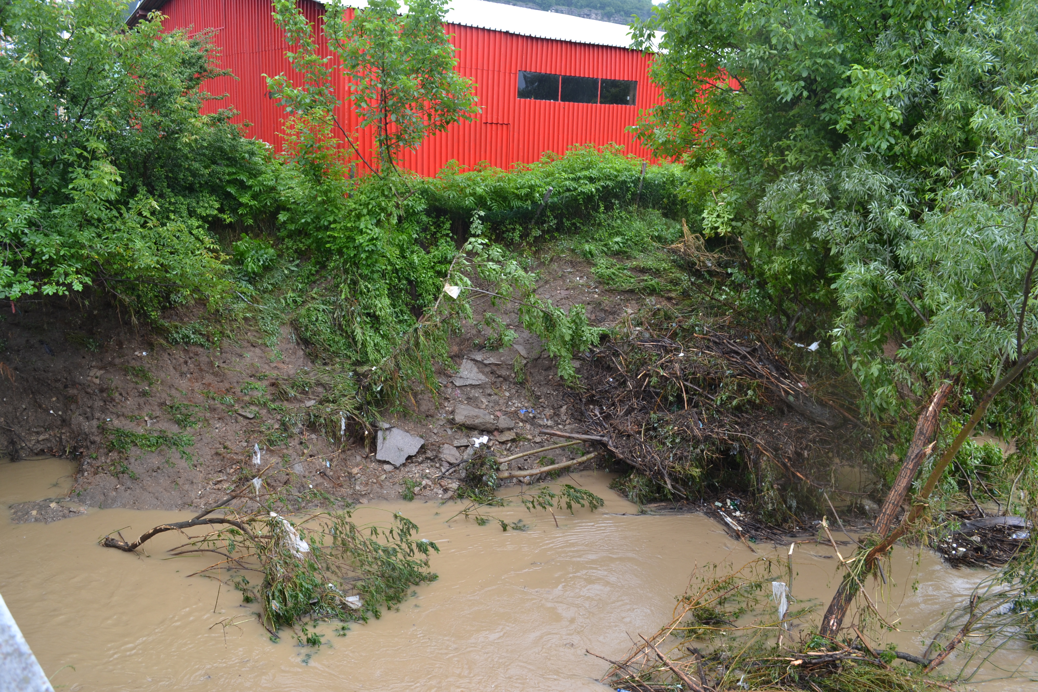 Дарителска кампания за пострадалите от наводненията започна и във Велико Търново