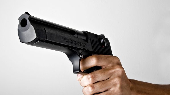 Журналисти и магистрати стреляха с пистолет за празника на МВР