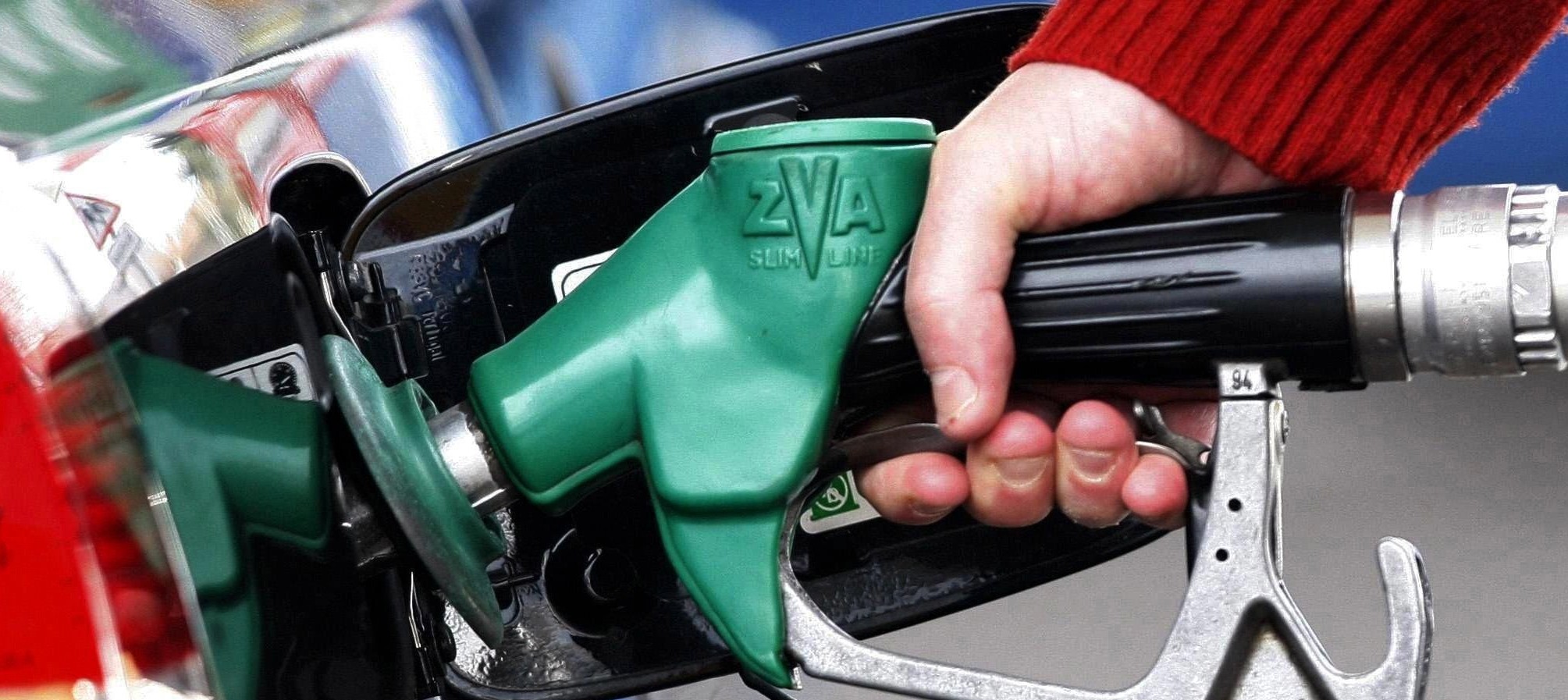 Кой позволи години наред бензиностанциите да се договарят за цените?