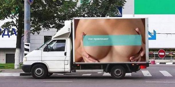 Реклама с женски гърди предизвика стотици катастрофи