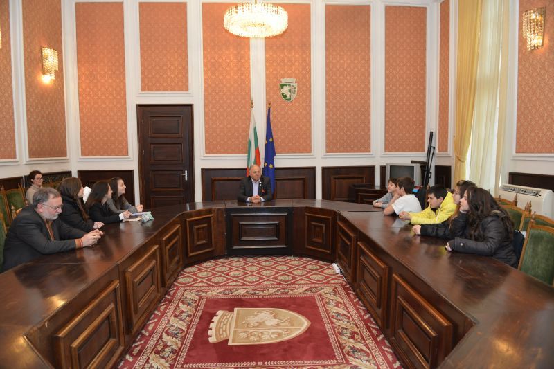 Кметът на Сливен отговаря на въпроси на млади журналисти