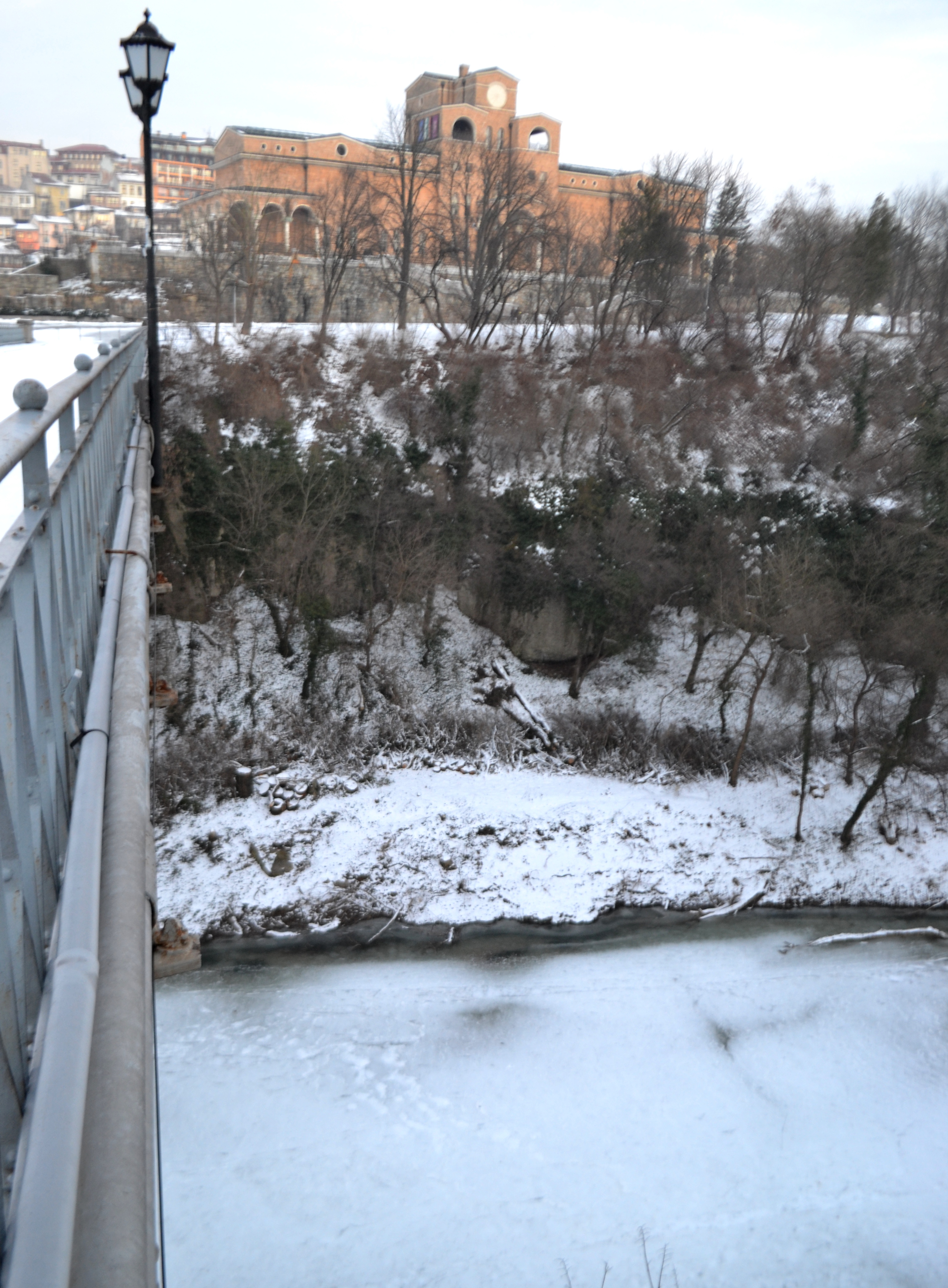Река Янтра във Велико Търново е скована от лед
