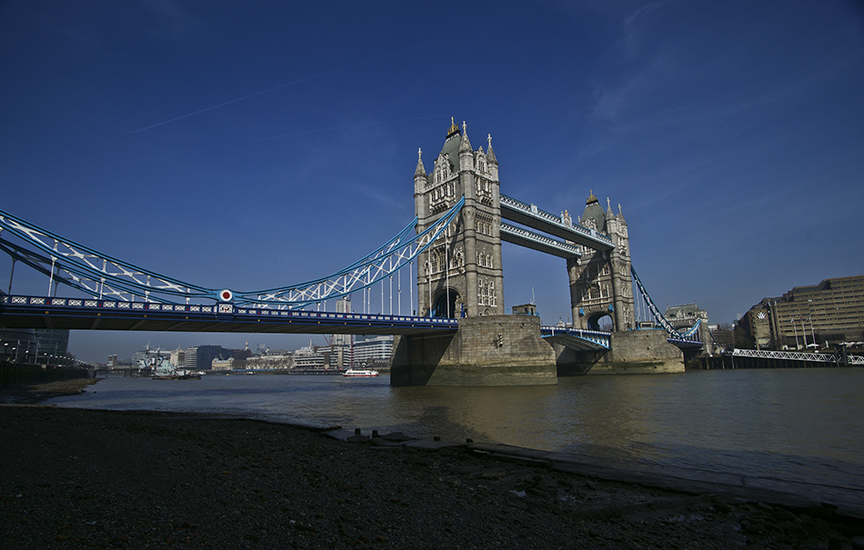 30 юни: Бъдещият крал принц Едуард открива лондонския мост Тауър Бридж
