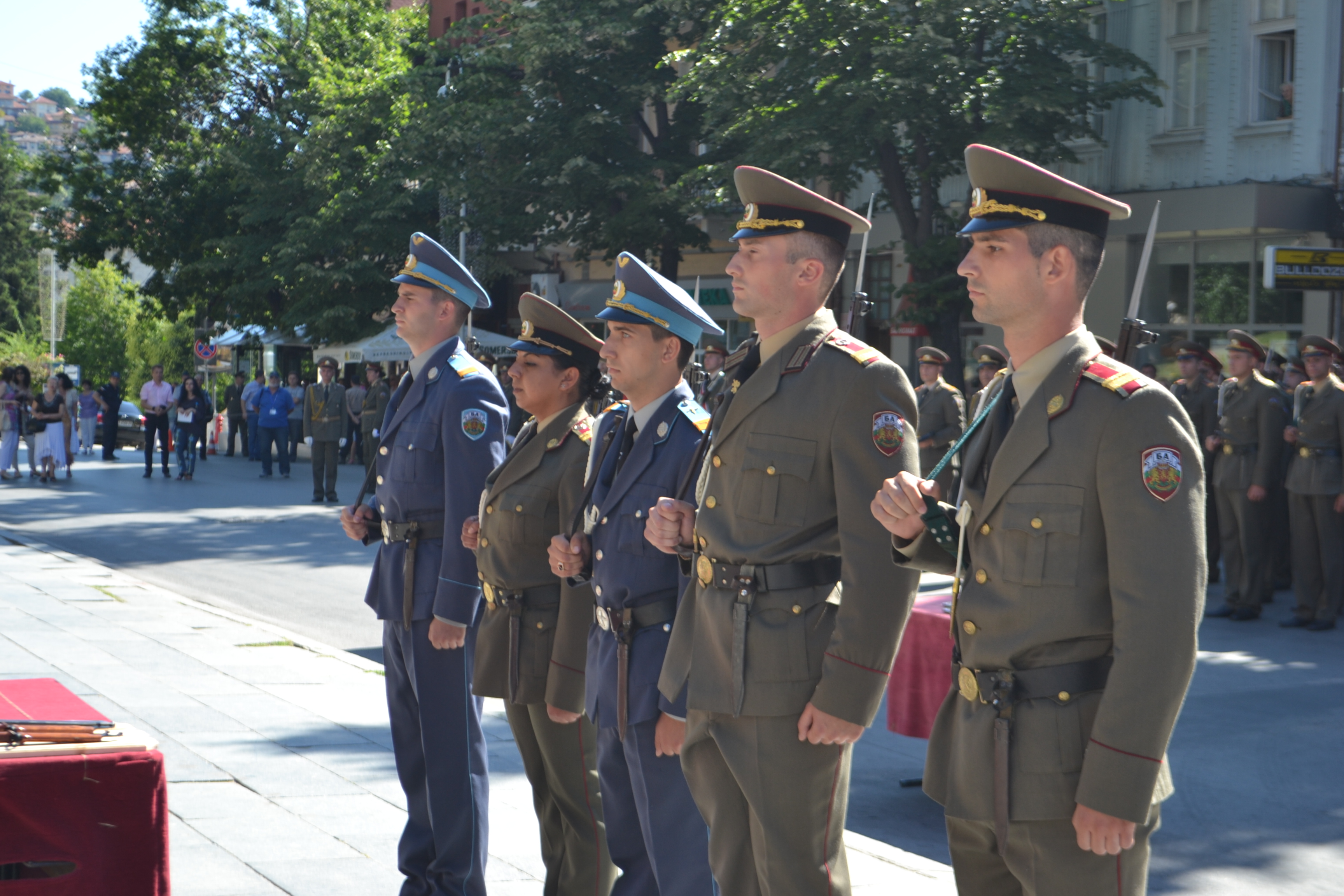74 курсанти от НВУ получиха офицерско звание "лейтенант"