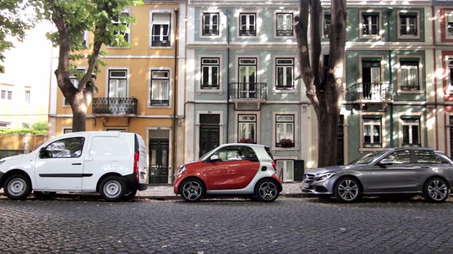 Забавна реклама на Smart свива околните автомобили
