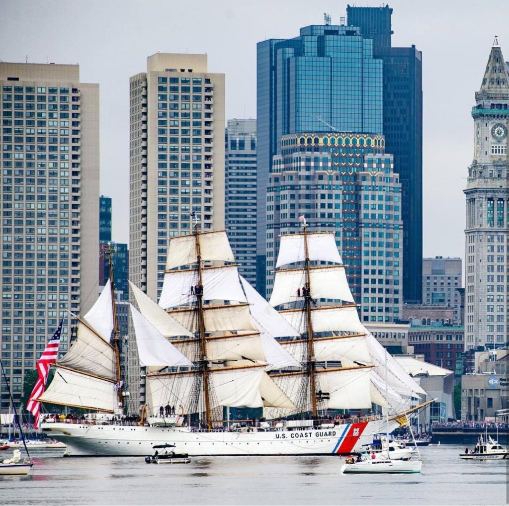 Въпреки малкото сиво, нестабилно време, високите кораби "Тол шипс" се завръщат в Бостън като част от международната регата Rendez-Vous 2017 Tall Ships Regatta. Събота бе отбелязана за първи път след 17 години, откакто Бостън Харбър видя Гранд парад на платно за първи път. Над 50 ветроходни кораба преминаха през главния канал на пристанището, докато се отправиха към определените докове. Корабите трябва да заминат в четвъртък