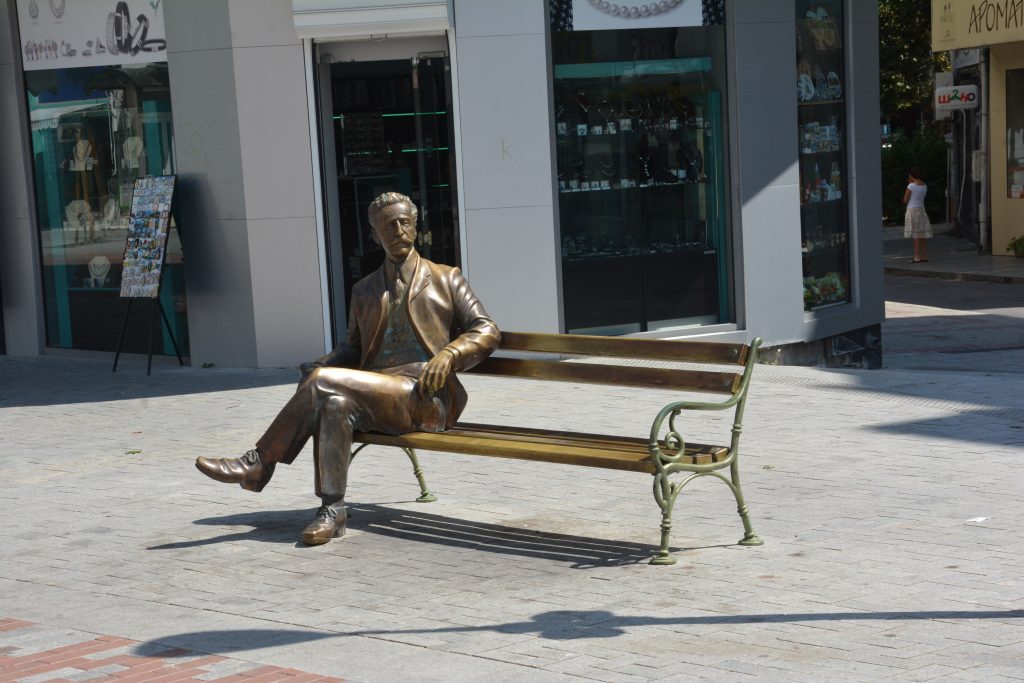 Скулптурата на един от най-известните варненски архитекти - Дабко Дабков, беше открита официално днес. Пластиката е монтирана на пешеходната зона на бул. „Княз Борис І“, пред една от най-известните сгради, проектирана от Дабков – хотел „Мусала”. Бронзовата творба е на Веселин Костадинов. Решението на скулптура е Дабко Дабков да е седнал на пейка, обърнал поглед към сградата, в която е било архитектурното му студио. Архитект Дабков е създал над 350 сгради във Варна, сред тях са: Аквариумът, Турската баня, Македонският дом, сградата на Софийската банка на ул. „Преслав“, грандхотел „Лондон“. В момента повечето от сградите, създадени от архитекта, са със статут на архитектурни паметници.