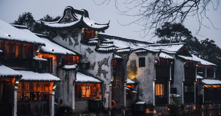 Какъв чар прави водата на Южната река поставена върху "снежните дрехи"? След няколко дни снеговалеж, провинция Zhejiang Tongxiang Wu Town Scenic област е покрита с дебел сняг. През делничните дни малката мост на водата, бяла стена черна керемида град, показващи "зимата сняг селище" чар.
