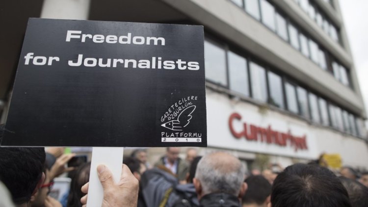 Обвинението в Турция поиска доживотен затвор за двама топ журналисти