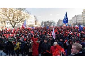 Хиляди излязоха в Полша в защита на обществените медии