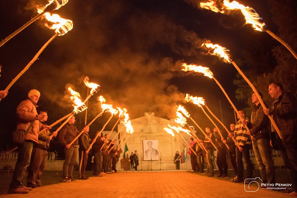 Почетоха Апостола със зрелищно факелно шествие в Сухиндол