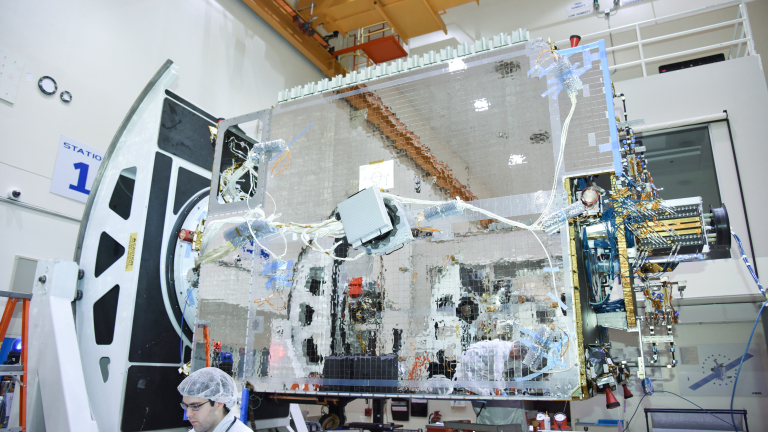 Страничен поглед към спътника с прикрепеното оборудване за изпитване.