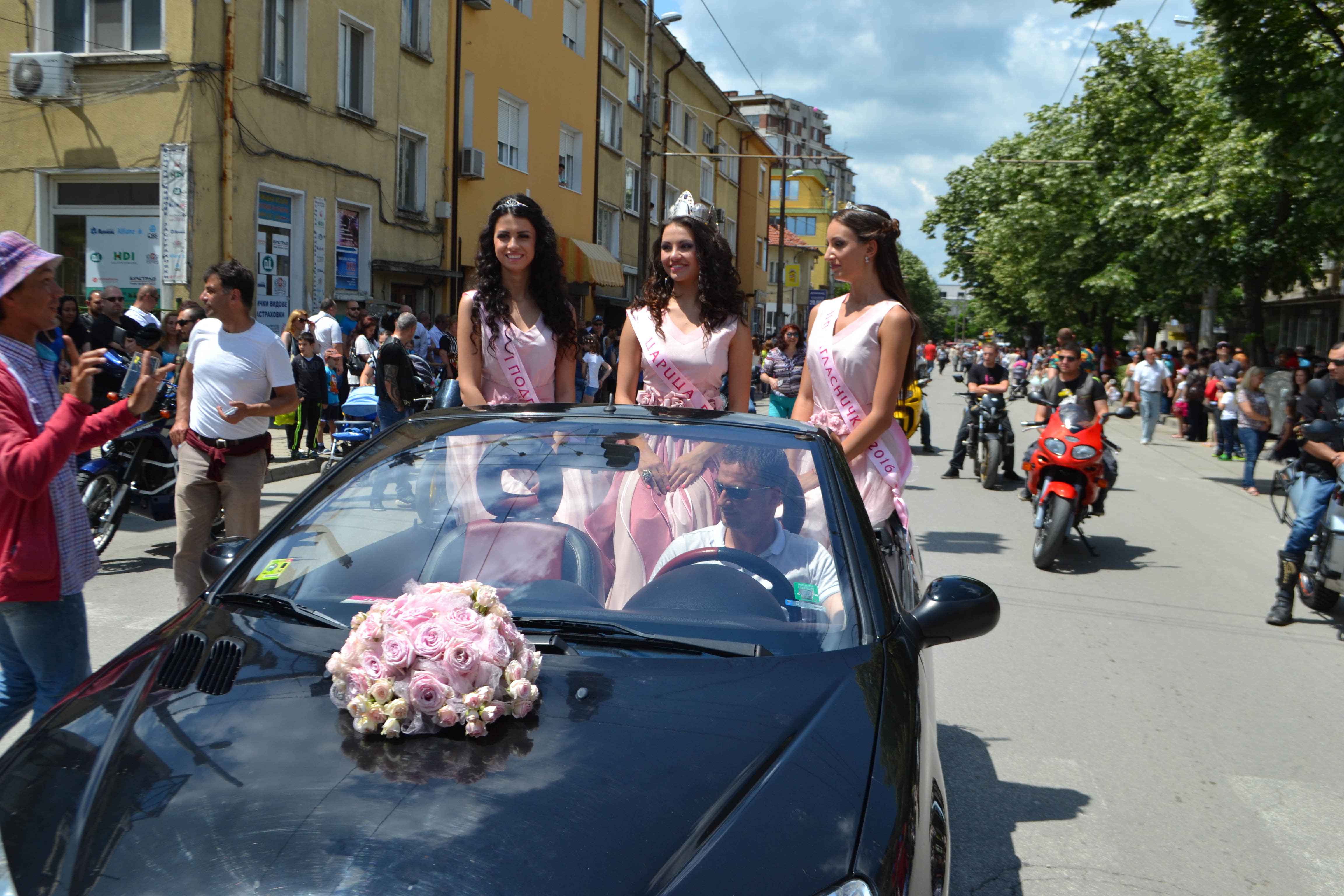 Царицата на розата поведе шествието за празниците на розата в Казанлък