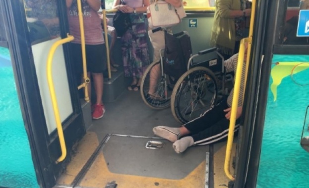 С медиен шум уволниха шофьора на автобуса не помогнал на инвалид