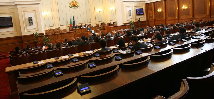 Депутатите обсъждат изискване за зелен сертификат или тест за достъп до НС
