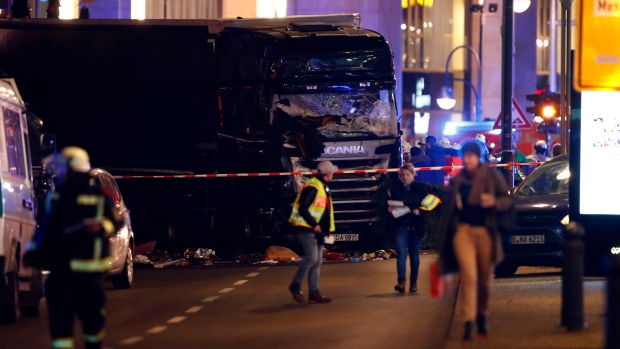 Камион се вряза в коледен базар в Берлин