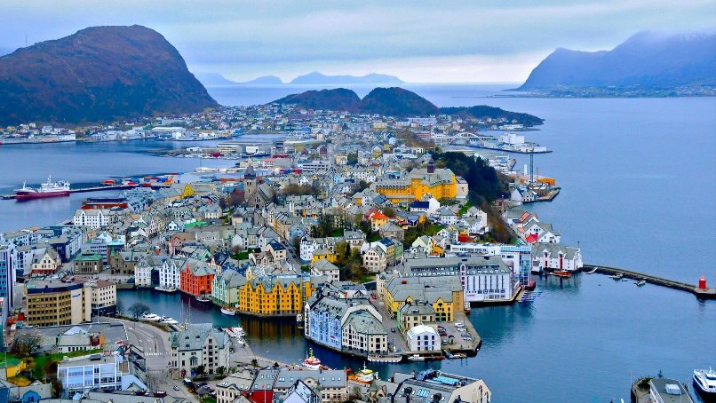 Заради фиордите, планините и пръснатото население Норвегия първа се отказва от УКВ покритието.