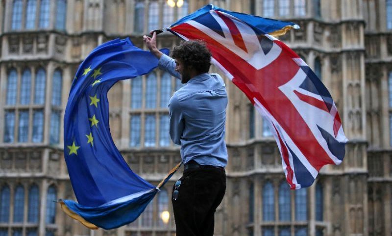 Британският парламент каза „ДА” на излизането от ЕС със смазващо мнозинство