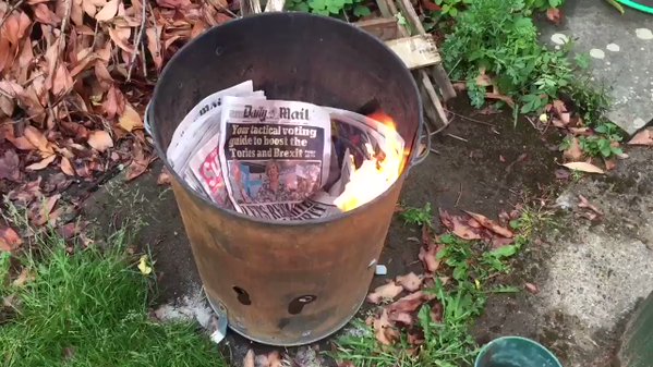 Британци горят вестници заради “лъжи и пропаганда”