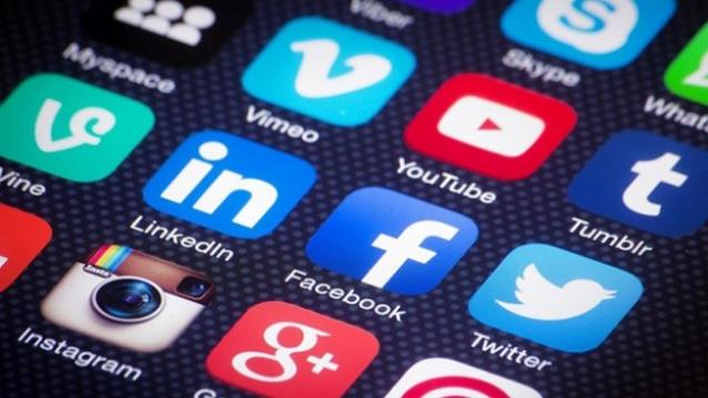 Великобритания ще въвежда закони за борба с вредното съдържание в социалните медии