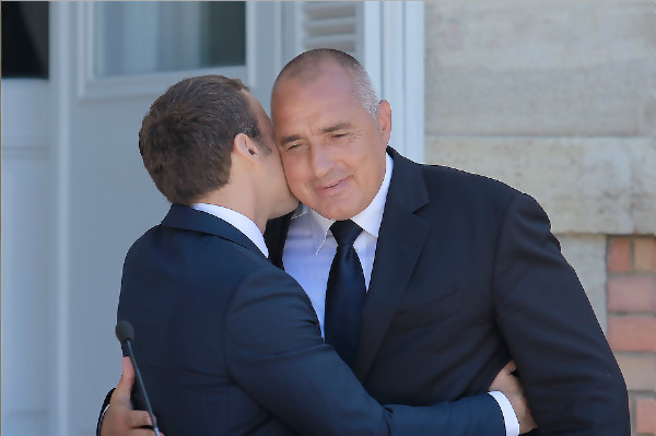 Любомир Стойков: Политиците да внимават с мъжките целувки