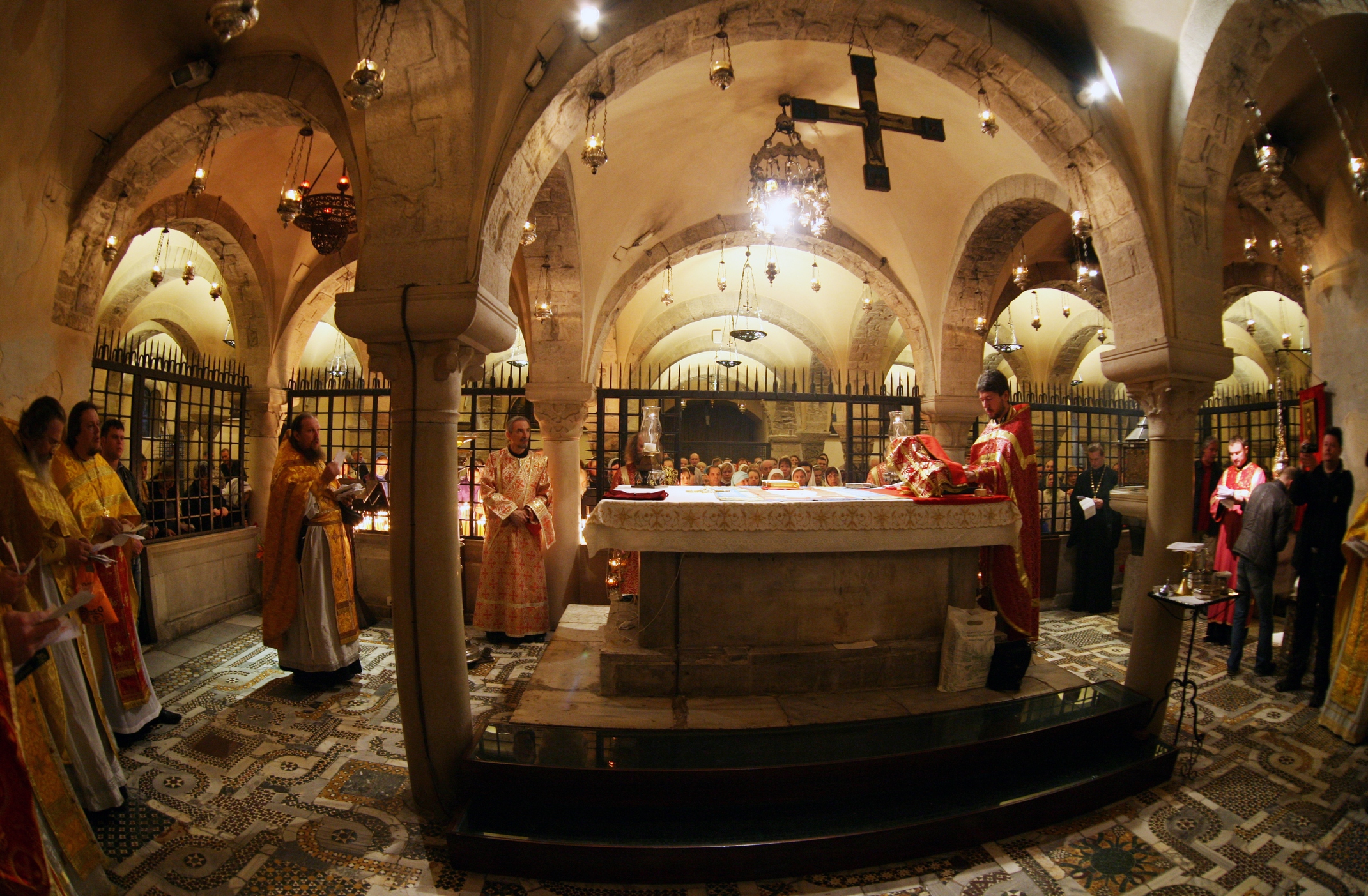 Мощите на св. Николай в базиликата в Бари