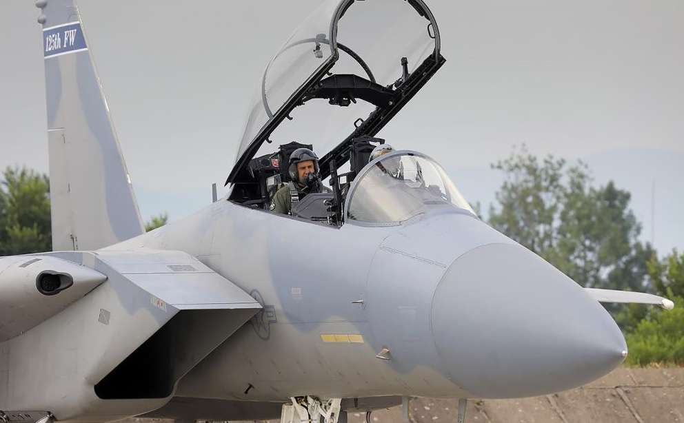 Президентът Румен Радев пилотира изтребител F-15C Сн.: Официален сайт 