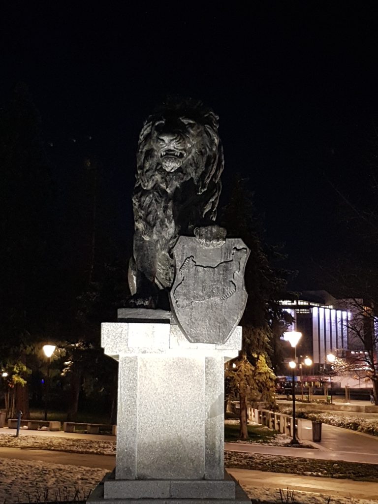 След близо 40-годишно отсъствие, лъвът от Войнишкия мемориал отново зае мястото си в центъра на София, пред Националния дворец на културата. Така, след демонтирането на монумента „1300 години България”, столицата пак ще има паметник на каузата за обединена България. сн. Андрей Велчев 