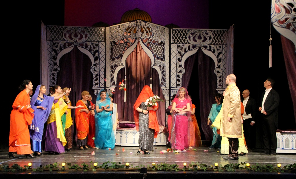 Близо 50 индийски костюма са ушити специално за „Баядерка” в търновския театър