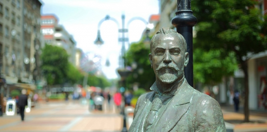  Статуя на Алеко Константинов на столичния пешеходен бул. "Витоша" 