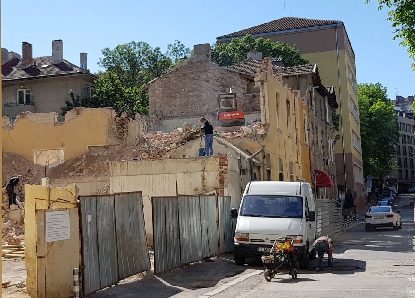 Багери разръфаха вековно гнездо на вестници насред София