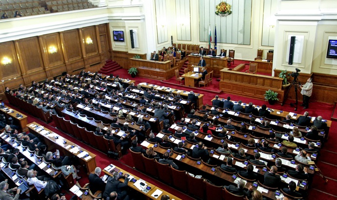 Депутатите, министрите, членовете на политическите кабинети – без възнаграждения от 1 април