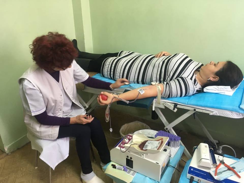 Десетки студенти от филиала на медицинския университет дариха кръв във В. Търново