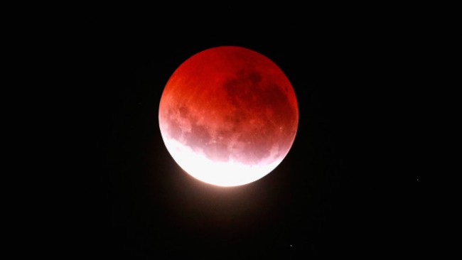 Над два часа ще наблюдаваме явлението „кървава Луна”