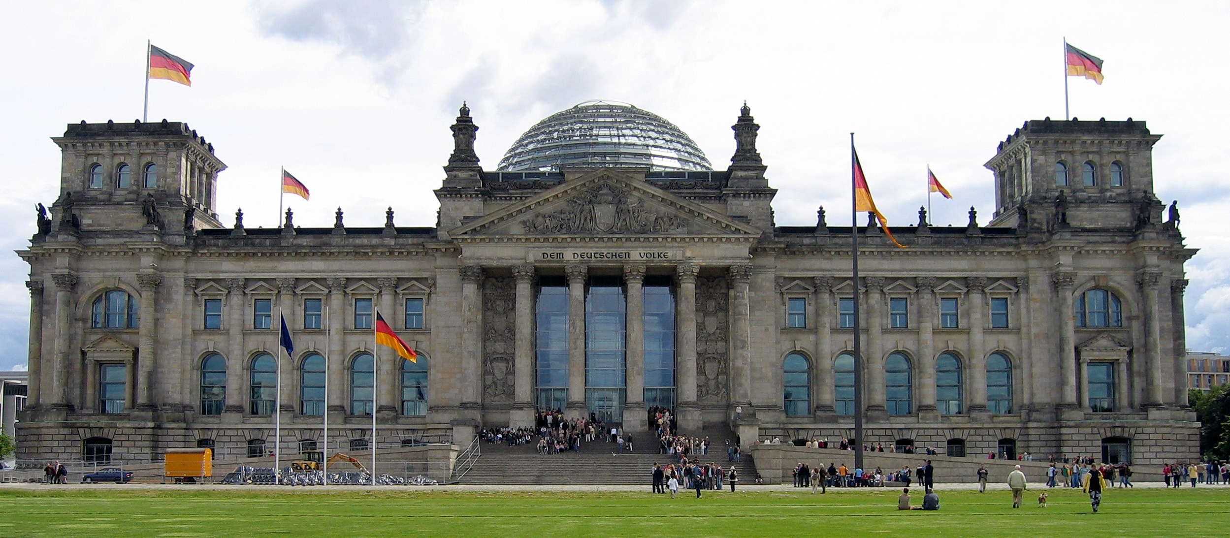 Хакнаха Бундестага, он-лайн теч на данни за Меркел и други политици