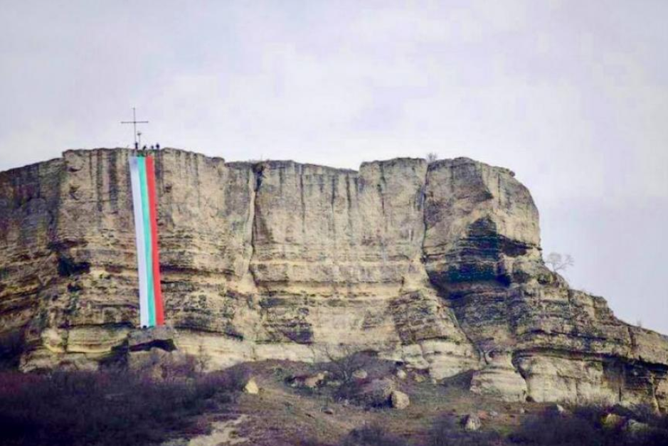 Разпънаха 35-метров трибагреник от скала край Варна