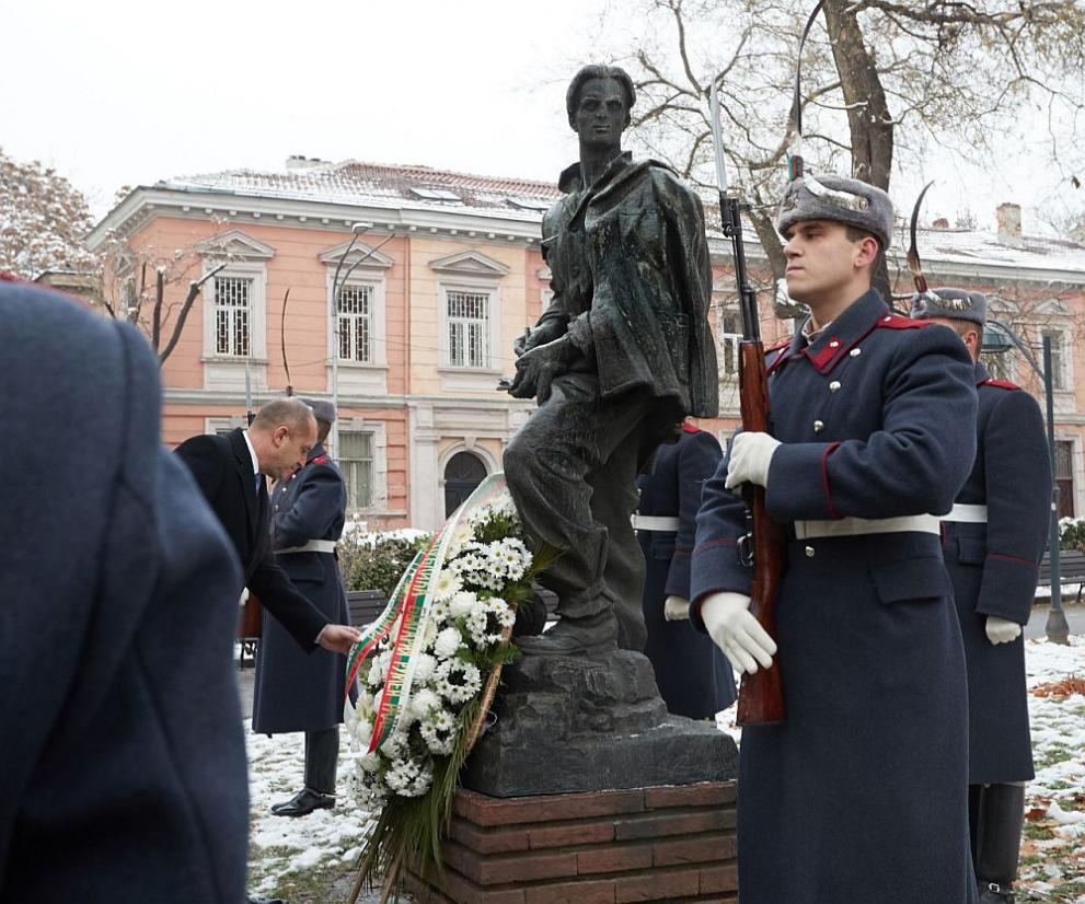 Президентът Румен Радев почете паметта на Никола Вапцаров