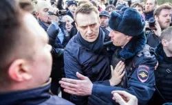 Критикът на Кремъл Алексей Навални е арестуван след претърсване на московския му офис