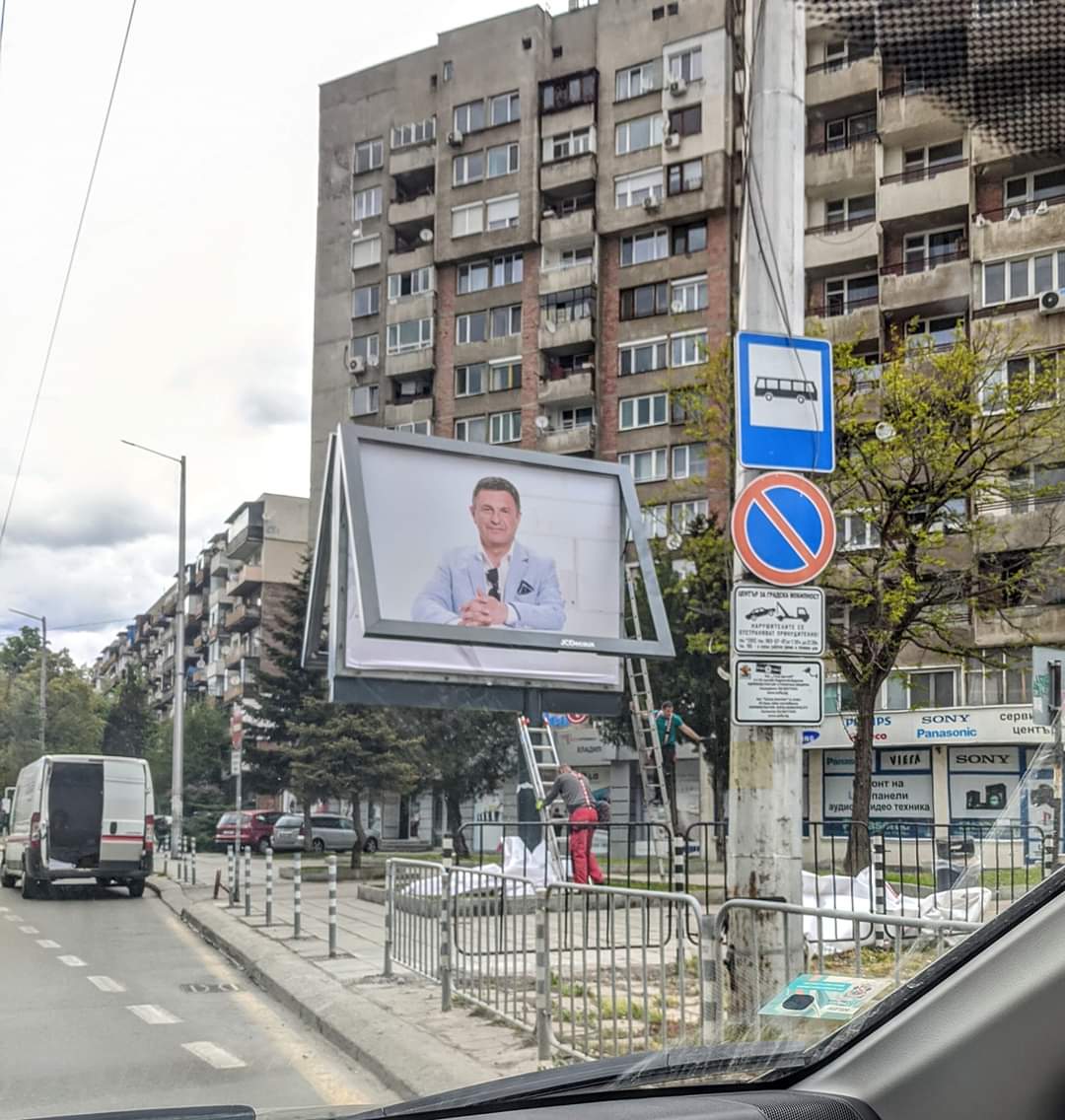 Милен Цветков се усмихва от над 10 билборда на големи кръстовища в София
