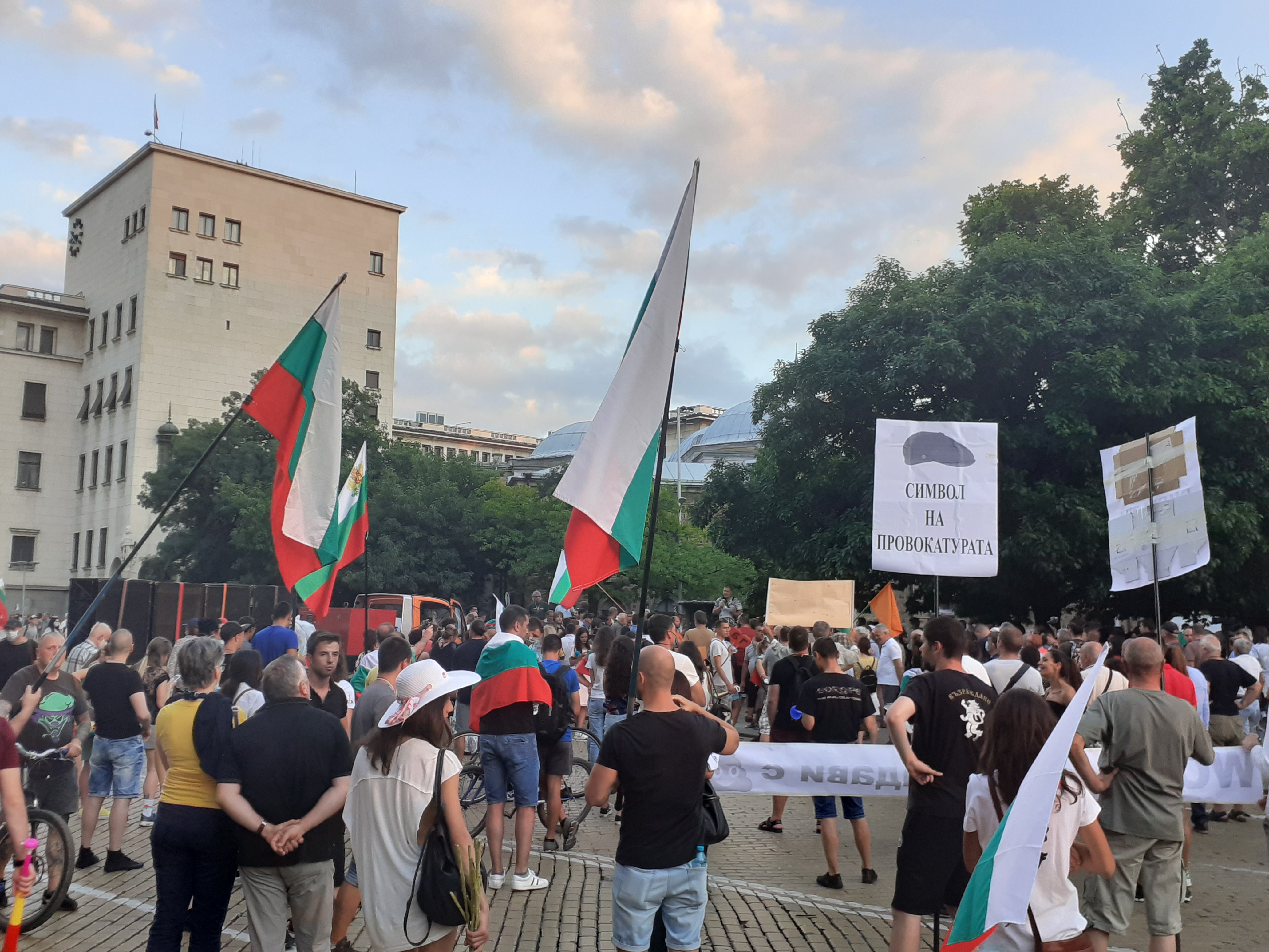 Протестиращи блокираха възлов булевард в София (СНИМКИ/ВИДЕО)