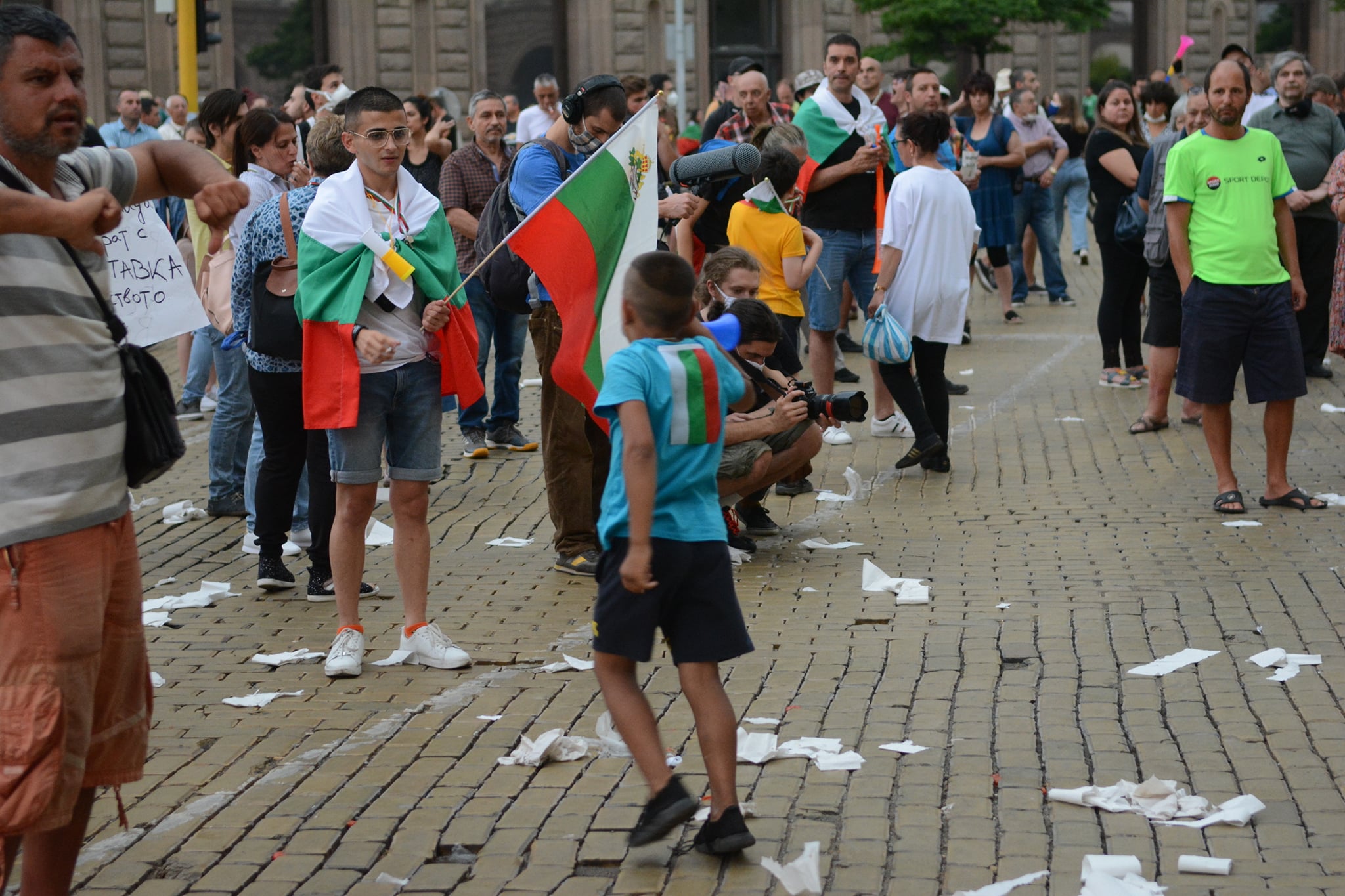 17-и ден: Домати и тоалетна хартия летят по сградата на Министерския съвет. Ужасен порой удави протестиращите (НА ЖИВО/СНИМКИ/ВИДЕО)
