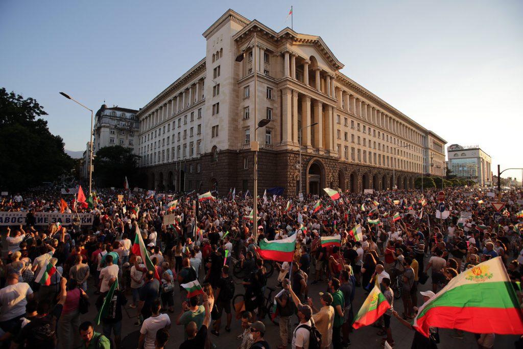 Протестиращите държат затворени две възлови кръстовища в София
