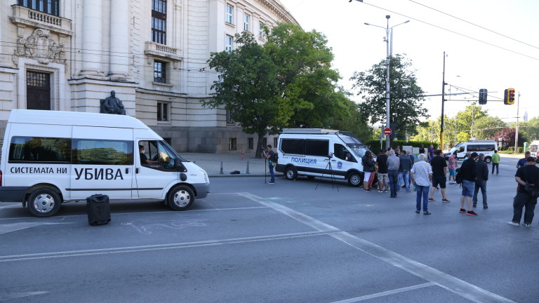 Три кръстовища в София остават блокирани (СНИМКИ)