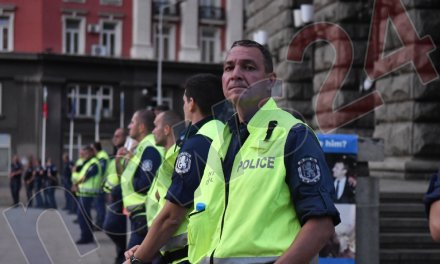 Засилено полицейско присъствие на 76-ия ден на протеста. Направиха КПП-та навсякъде (СНИМКИ)